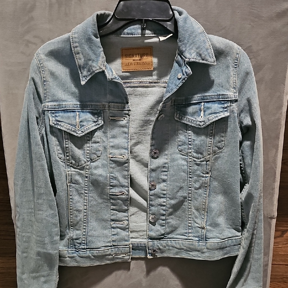 Levi's Light Wash Denim Trucker Jacket - Women's